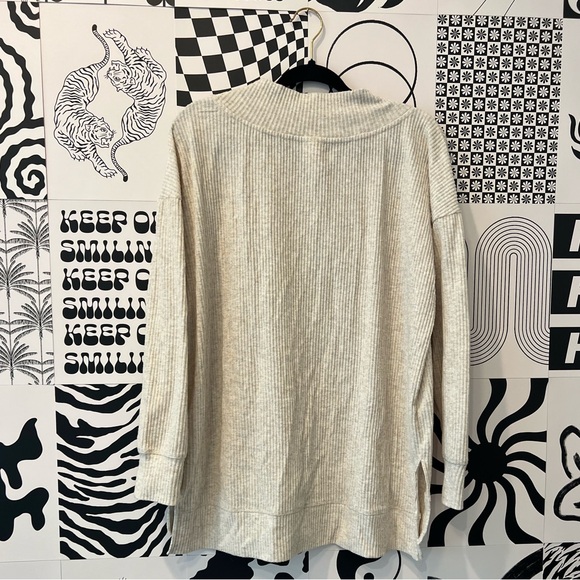 Freely V-Neck Ribbed Knit Top - Picture 3 of 4